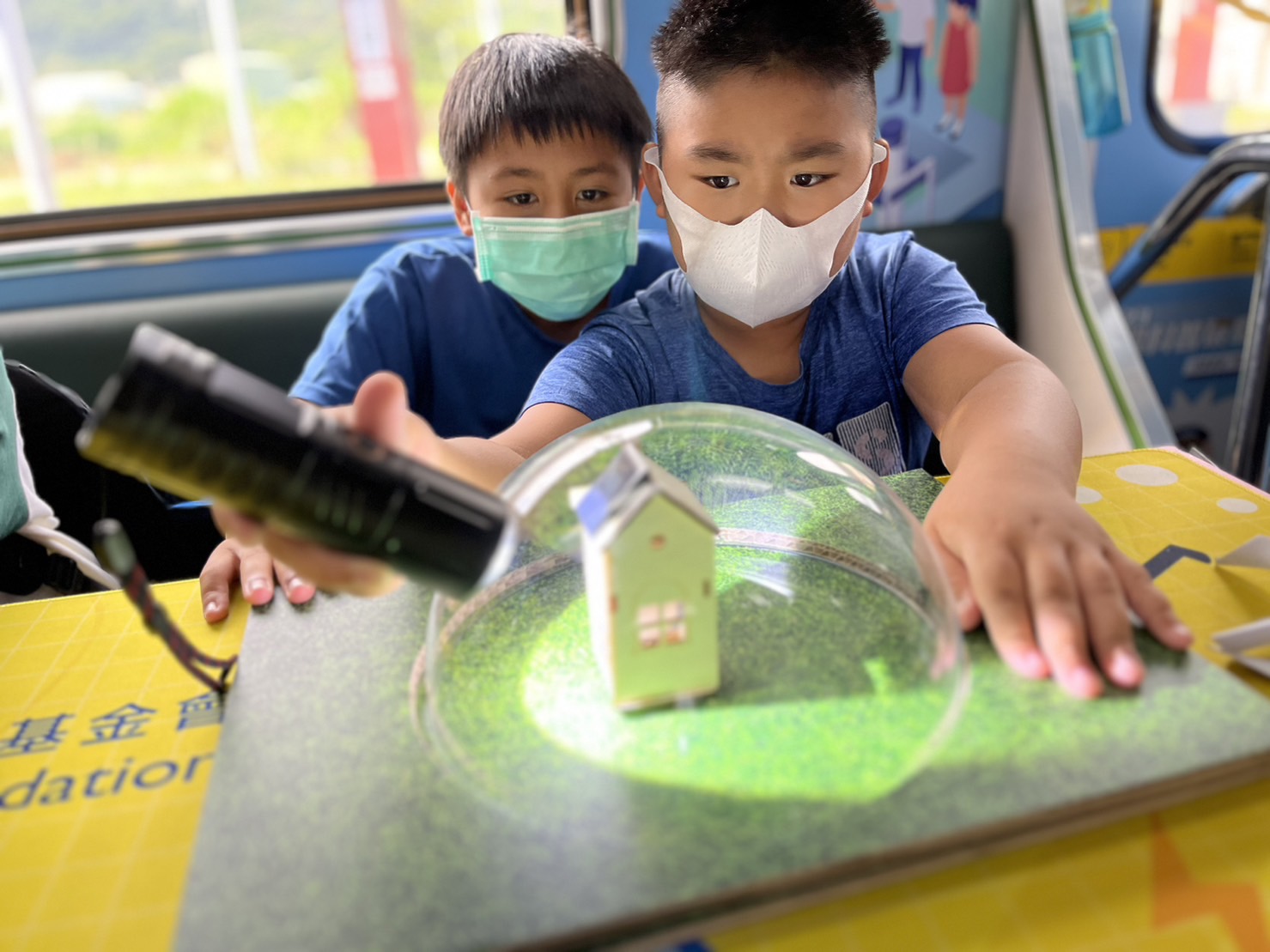 人生就是搏參與基礎科學主題車廂，以STEAM教學精神，設計「逐日科學家」、「太陽能工程師」以及「淨零建築師」三大能源科普課程和實驗